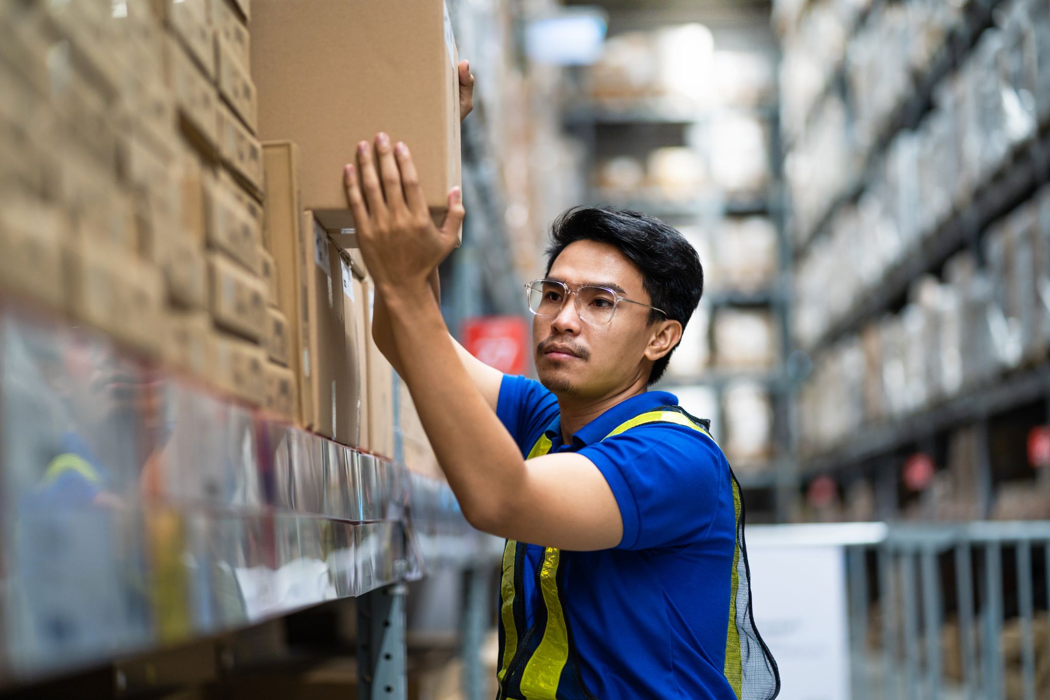 worker-handling-boxes